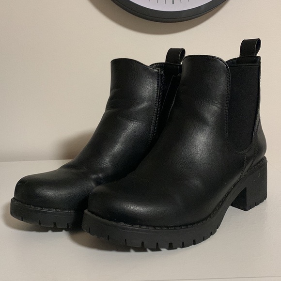 🖤 Taxi faux leather black booties 🖤 - Picture 3 of 9